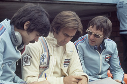 Gordon Murray y Bernie Ecclestone con Carlos Reutemann, Brabham BT44B-Ford