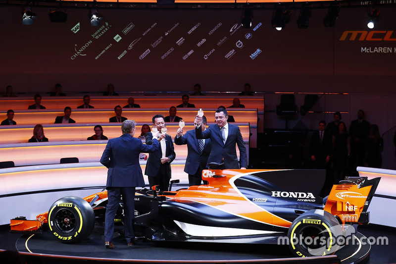 Le présentateur Simon Lazenby, Yusuke Hasegawa, Cadre supérieur, Honda, Zak Brown, directeur exécutif du McLaren Technology Group, et Éric Boullier, directeur de la compétition, McLaren, portent un toast à la MCL32