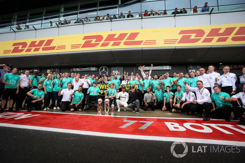 Lewis HLewis Hamilton, Mercedes AMG F1 celebrates, champagne and the trophies with Billy Monger rother NickolasHamilton Billy Monger, and he team