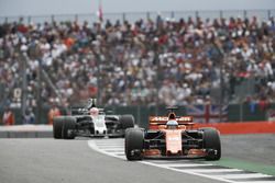 Fernando Alonso, McLaren MCL32, Kevin Magnussen, Haas F1 Team VF-17