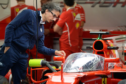 Лоран Мекіс, директор FIA з безпеки, і Ferrari SF70-H і