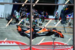 Fernando Alonso, McLaren MCL32 reflejo