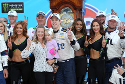 Race winner Brad Keselowski, Team Penske Ford with wife Paige and daughter Scarlett