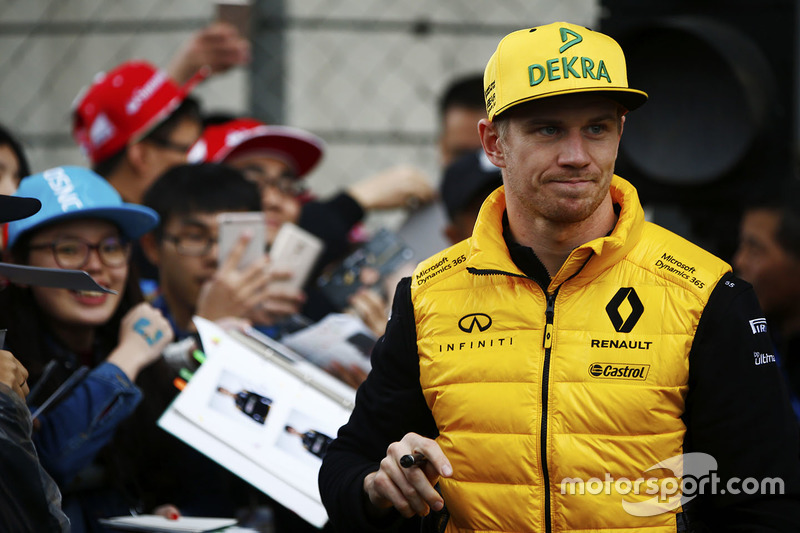 Nico Hulkenberg, Renault Sport F1 Team, signs autographs for fans