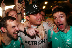 Ніко Росберг, Mercedes AMG Petronas F1 W07 святкує перемогу у Чемпіонаті світу разом із друзями та к