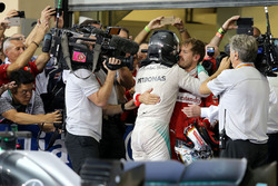Le nouveau Champion du monde Nico Rosberg, Mercedes AMG F1 et Sebastian Vettel, Scuderia Ferrari