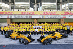 Jolyon Palmer, Renault Sport F1 Team mit Kevin Magnussen, Renault Sport F1 Team beim Teamfoto