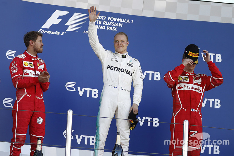 Podio: ganador de la carrera Valtteri Bottas, Mercedes AMG F1, segundo lugar Sebastian Vettel, Ferra