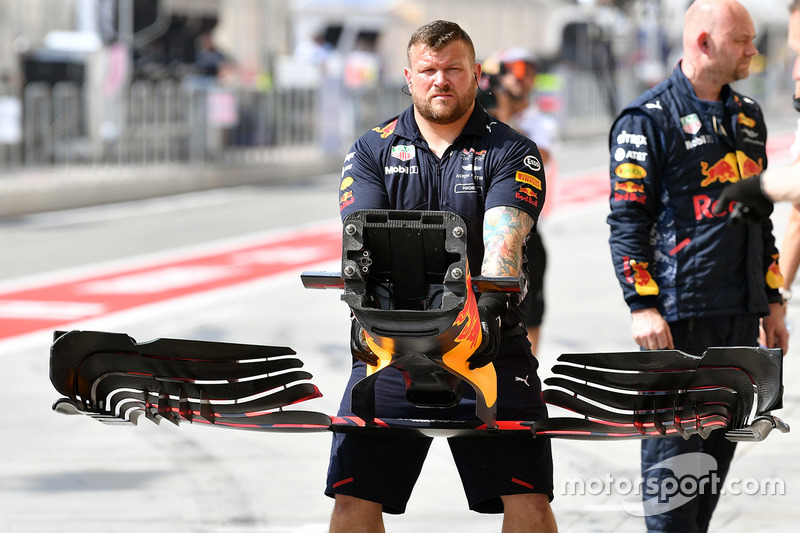 Механик Red Bull Racing с передним крылом RB13