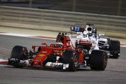 Kimi Raikkonen, Ferrari SF70H, devant Felipe Massa, Williams FW40