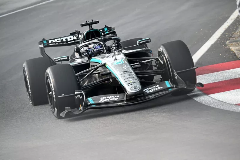Russell lidera la FP1 del GP de Singapur con Colapinto y Checo Pérez al fondo del clasificador