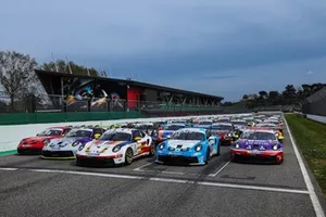 Porsche Carrera Cup Italia 2026, foto di rito con le 911 GT3 Cup schierate sulla griglia di Imola