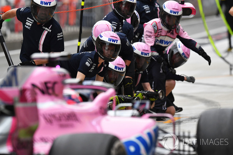 Sergio Perez, Force India VJM11 pit stop