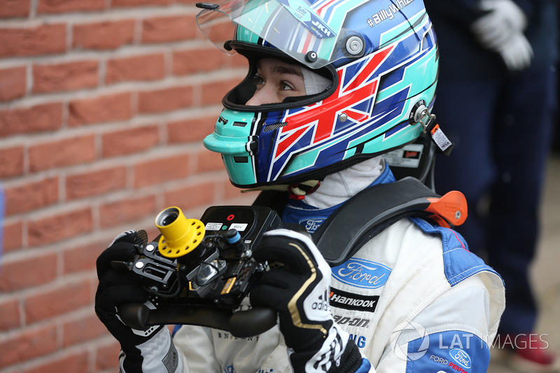 Billy Monger en el coche de carreras Carlin MSV Fórmula 3 volante