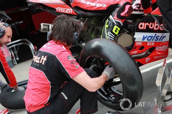 Marco Melandri, Aruba.it Racing-Ducati SBK Team Pirelli tyre change
