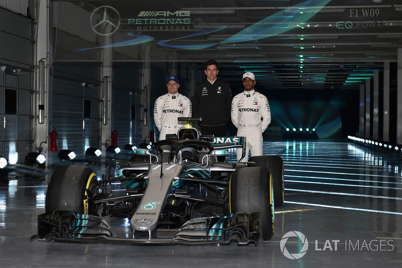 Valtteri Bottas, Mercedes AMG F1, Lewis Hamilton, Mercedes AMG F1, Toto Wolff, Executive Director Mercedes AMG F1