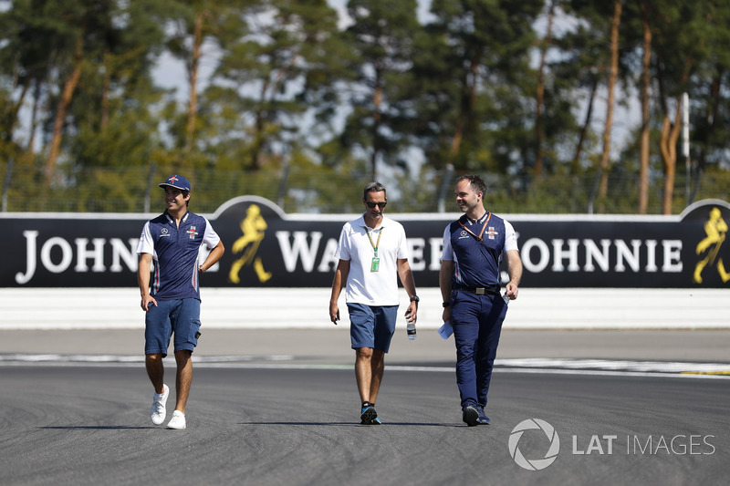 Lance Stroll, Williams Racing, cammina lungo il circuito