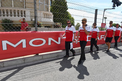 Marcus Ericsson, Sauber walks the track