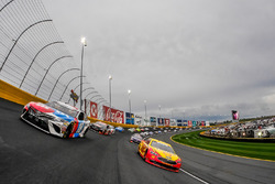 Kyle Busch, Joe Gibbs Racing, Toyota Camry M&M's Red White & Blue and Joey Logano, Team Penske, Ford Fusion Shell Pennzoil lead the field at the start
