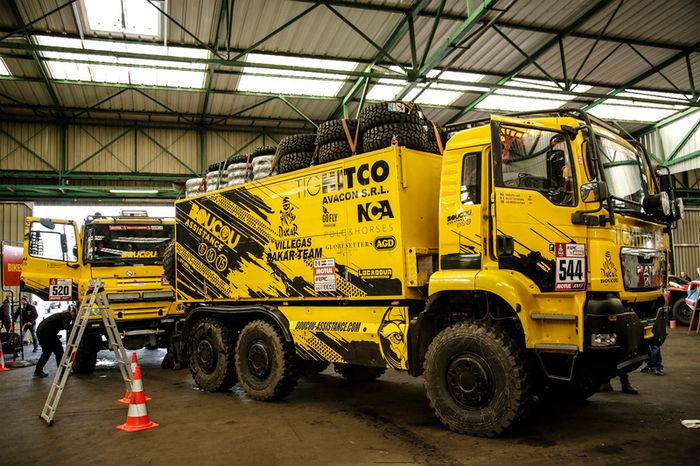 El camión MAN se prepara en Le Havre para el largo viaje a Lima, Perú