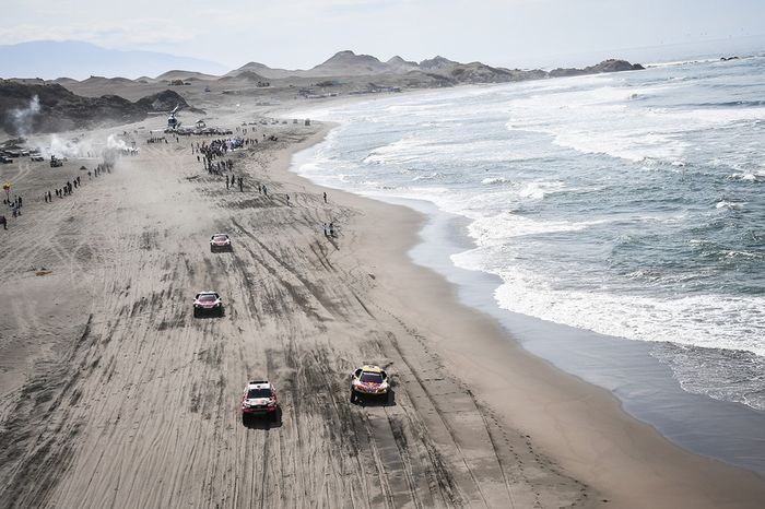 #300 Peugeot Sport Peugeot 3008 DKR: Stéphane Peterhansel, Jean-Paul Cottret, #301 Toyota Gazoo Racing Toyota: Nasser Al-Attiyah, Mathieu Baumel, #303 Peugeot Sport Peugeot 3008 DKR: Carlos Sainz, Lucas Cruz, #308 Peugeot Sport Peugeot 3008 DKR: Cyril Desp