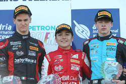 Podio Gara 1: il secondo classificato Leonardo Lorandi, Bhaitech, il vincitore Enzo Fittipaldi, Prema Theodore Racing, il terzo classificato Federico Malvestiti, Jenzer Motorsport