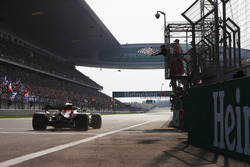Daniel Ricciardo, Red Bull Racing RB14 Tag Heuer, prende la bandiera a scacchi e conquista la vittoria