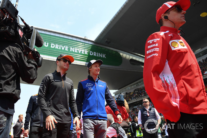 Stoffel Vandoorne, McLaren and Brendon Hartley, Scuderia Toro Rosso on the drivers parade