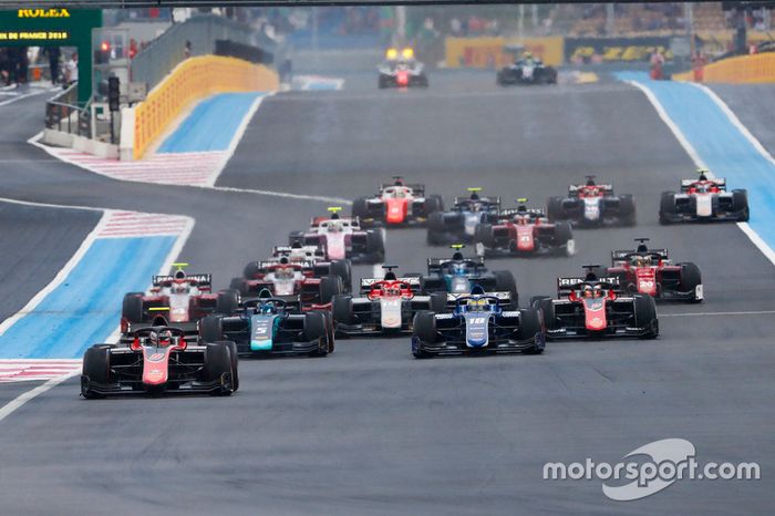 Race start with George Russell, ART Grand Prix leading Alexander Albon, DAMS and Sergio Sette Camara, Carlin