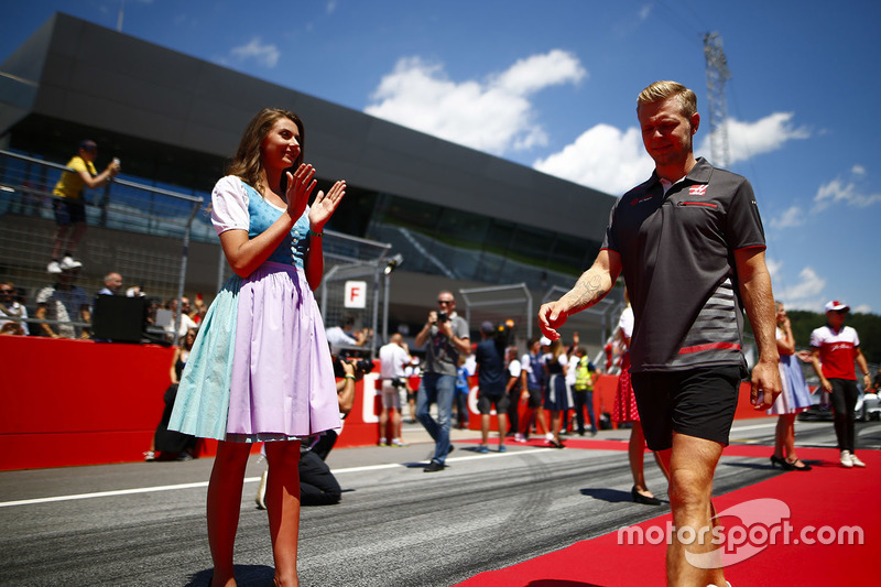 Grid kızları, Kevin Magnussen, Haas F1 Team