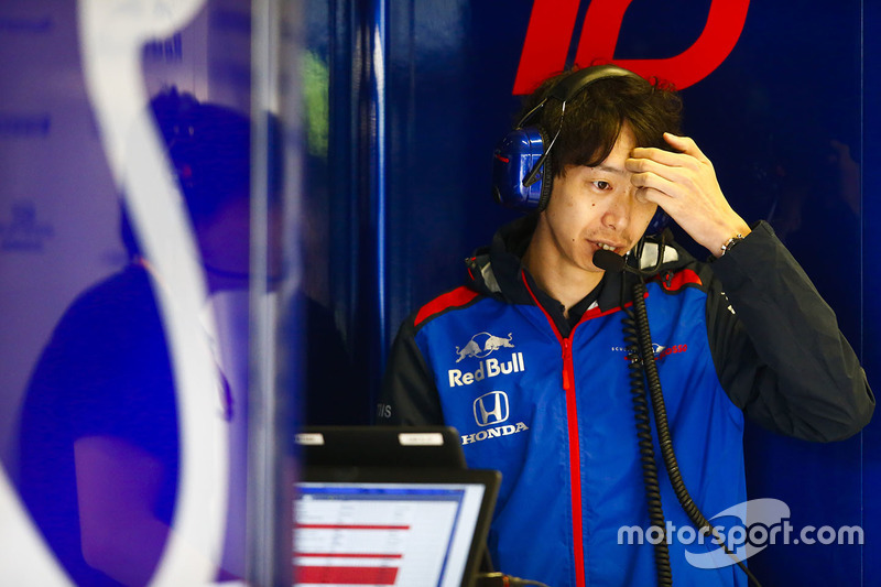 Un membro del team Toro Rosso al lavoro