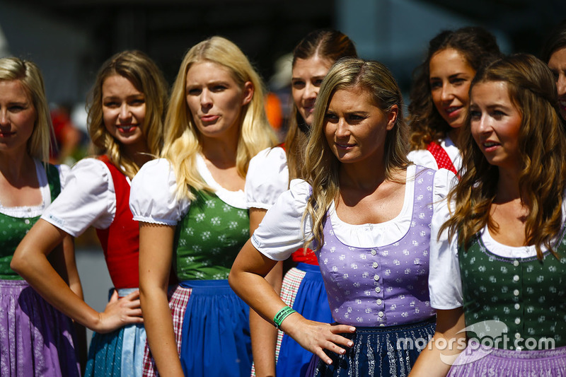 Las chicas austriacas en dirndls hacen una pose
