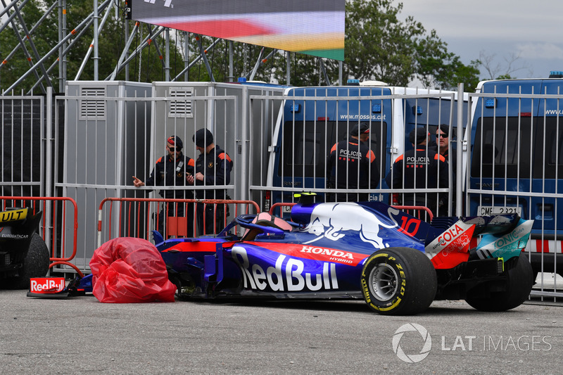 Yarış dışı kalan Pierre Gasly'nin aracı, Scuderia Toro Rosso STR13