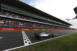 Финиш: Льюис Хэмилтон, Mercedes AMG F1 W09