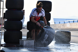 Un mécanicien Sauber nettoie des pneus Pirelli