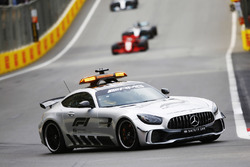 La voiture de sécurité devant Sebastian Vettel, Ferrari SF71H, et Lewis Hamilton, Mercedes AMG F1 W09