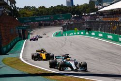 Lewis Hamilton, Mercedes AMG F1 W08, Carlos Sainz Jr., Renault Sport F1 Team RS17