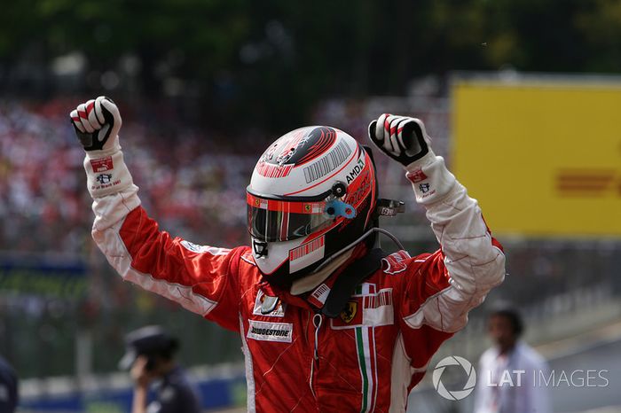 Kimi Raikkonen, Ferrari F2007, 1ª posición, celebra en el Parc Ferme