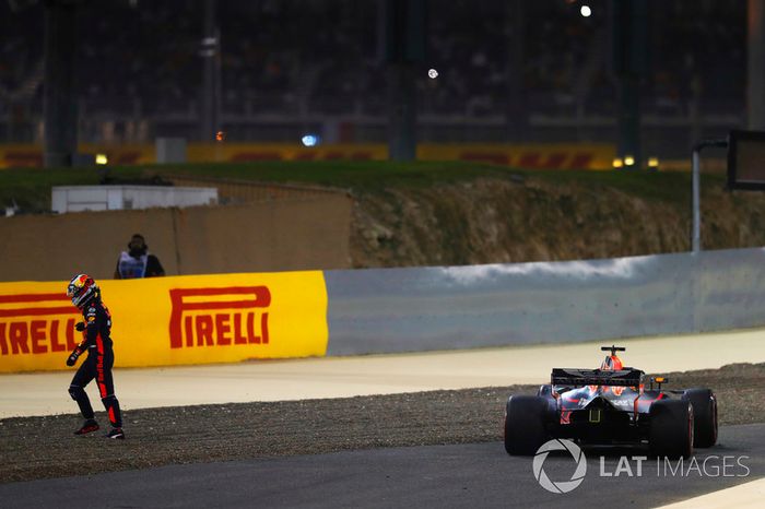 Daniel Ricciardo, Red Bull Racing RB14 Tag Heuer, se aleja de su coche después de un retiro anticipado