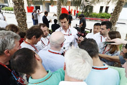 Toto Wolff, directeur exécutif de Mercedes AMG, parle aux médias
