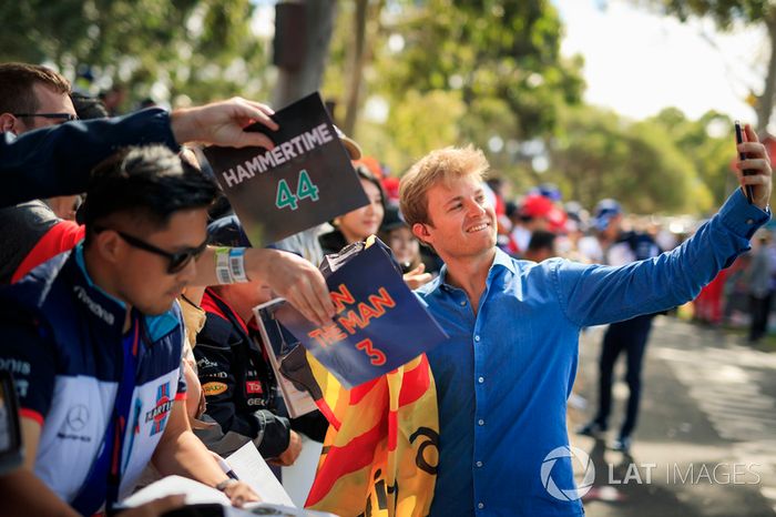 Nico Rosberg, Mercedes-Benz Ambassador fans selfie