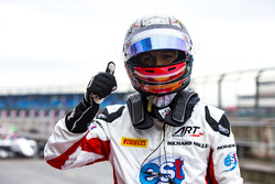 Ganador de la pole Alexander Albon, ART Grand Prix
