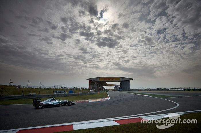 Gris, así fue el GP de China para Hamilton, donde solo pudo ser 7º
