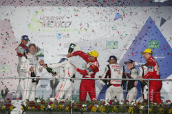 Podium: #1 Porsche Team, Porsche 919 Hybrid: Timo Bernhard, Mark Webber, Brendon Hartley with champg