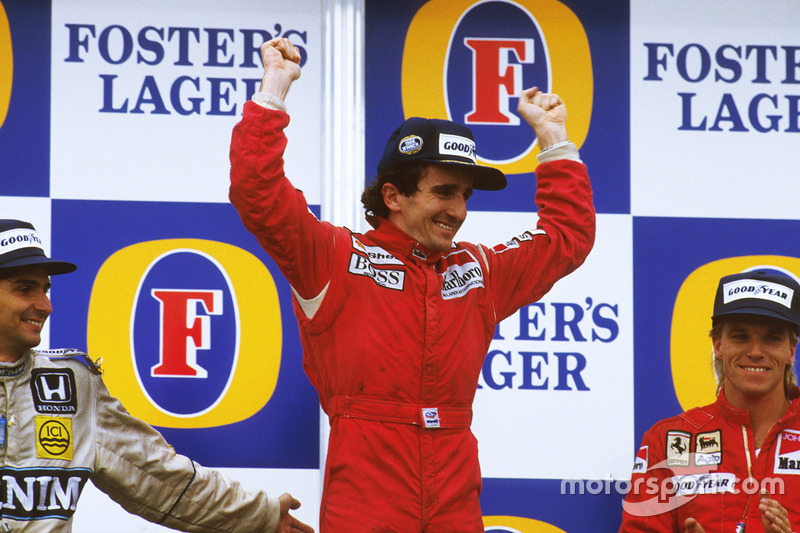 Podio: el ganador de la carrera Alain Prost, McLaren TAG Porsche, el segundo clasificado Nelson Piqu