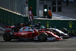 Kimi Raikkonen, Ferrari SF16-H en Nico Hulkenberg, Sahara Force India F1 VJM09 vechten voor positie