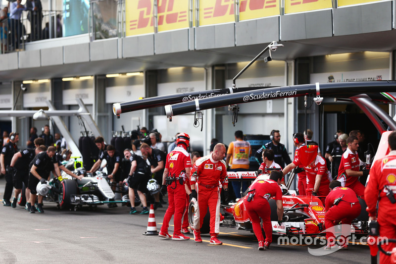 Sebastian Vettel, Ferrari SF16-H e Nico Rosberg, Mercedes AMG F1 W07 Hybrid ai box