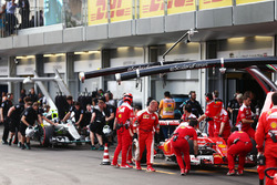 Sebastian Vettel, Ferrari SF16-H y Nico Rosberg, Mercedes AMG F1 W07 Hybrid en pits