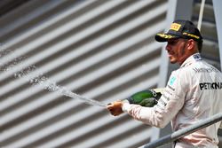 Podio: Lewis Hamilton, de Mercedes AMG F1 celebra su tercera posición con el champán