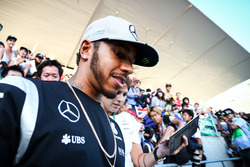 Льюїс Хемілтон, Mercedes AMG F1 підписує автографи уболівальникам на трибуні